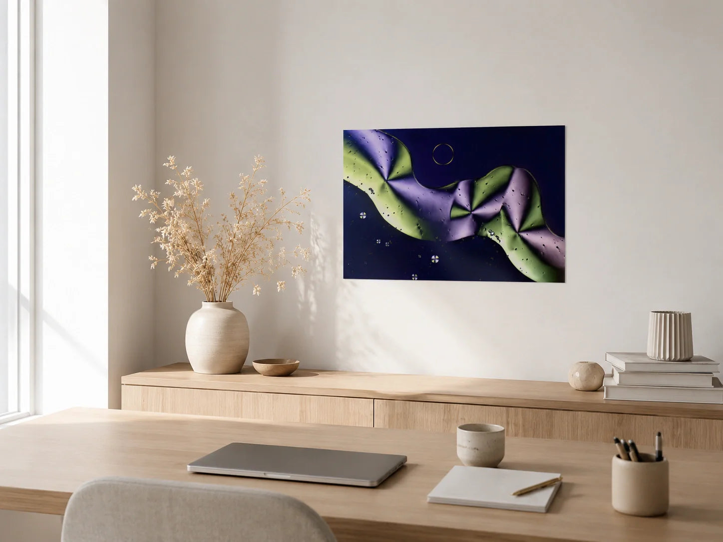Mikrokristall Poster und Prints. Bild zeigt mikrokristalle von Sorbit. gelb grün lila gedrehte runde struktur auf Poster. wioostore