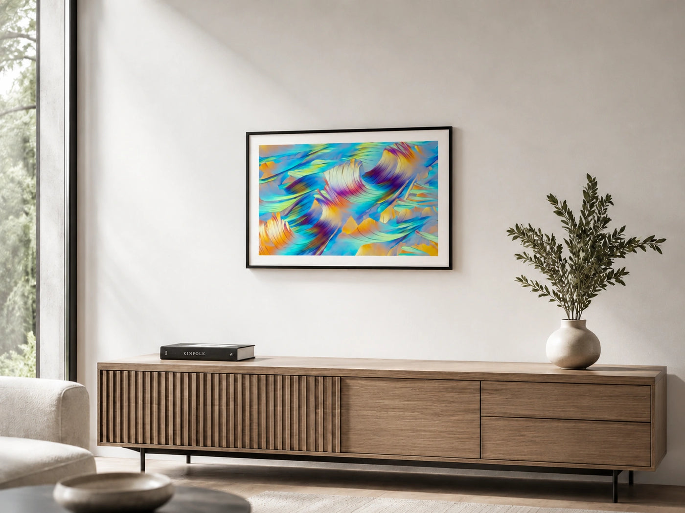 Modernes Interior-Mockup mit gerahmtem Poster-Print von Beta . Das Motiv zeigt Beta-Alanin und L-Glutamin als farbstarkes Mikrokristallfoto mit Blau-, Türkis-, Gelb- und Violetttönen.