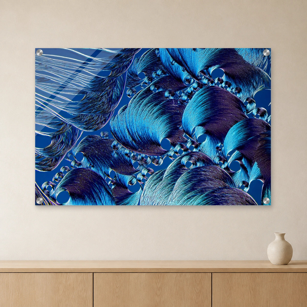 Brodacid als Mikrokristall-Wandbild auf Acrylglas: Blaue, fächerartige Kristallstrukturen an heller Wand über einem Sideboard aus Eichenholz (Raum-Mockup).