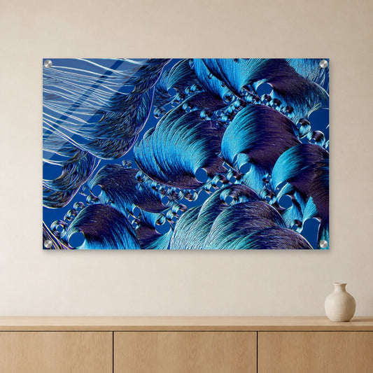 Brodacid als Mikrokristall-Wandbild auf Acrylglas: Blaue, fächerartige Kristallstrukturen an heller Wand über einem Sideboard aus Eichenholz (Raum-Mockup).
