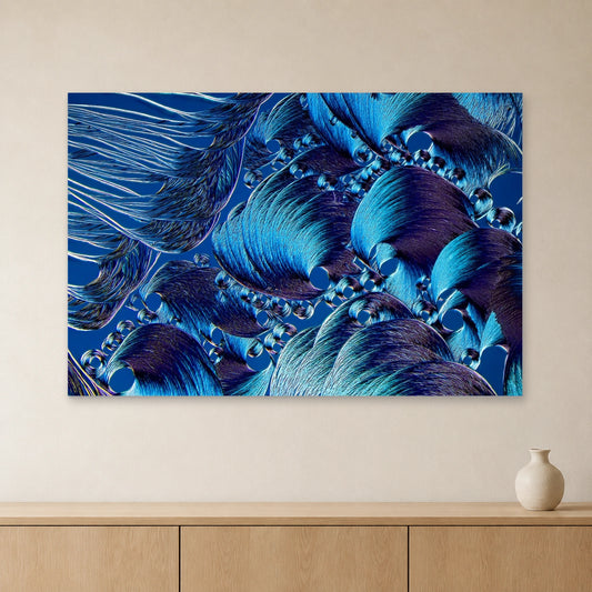 Brodacid als Mikrokristall-Wandbild auf Alu-Dibond: Blaue Kristallfächer an heller Wand über einem Sideboard aus Eichenholz (Raum-Mockup).