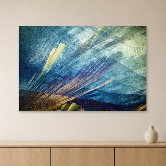 Harnstoff mit Resorcin als Mikrokristall-Wandbild auf Alu-Dibond: Blau-graue und goldene Kristallstrukturen an heller Wand über einem Sideboard aus Eichenholz (Raum-Mockup).