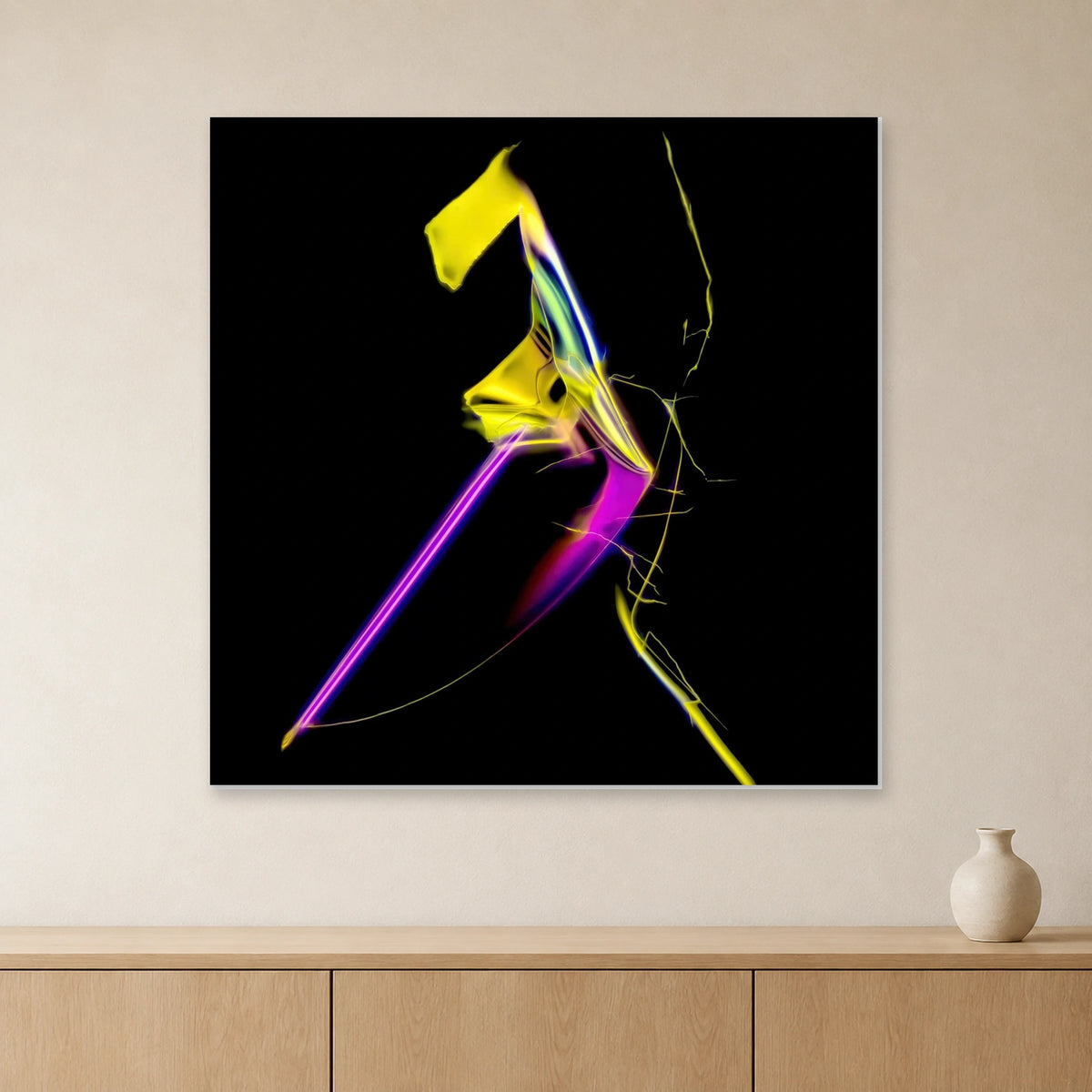 Zimtsäure als Mikrokristall-Wandbild auf Alu-Dibond – Motiv 2: Gelbe und violette Kristallformen auf schwarzem Grund an heller Wand über einem Sideboard aus Eichenholz (Raum-Mockup).
