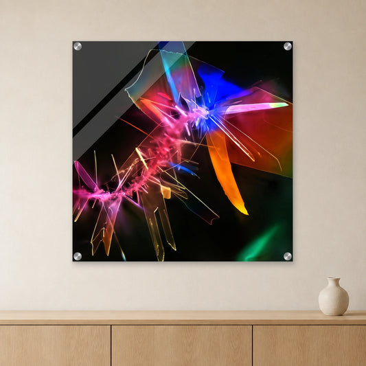 Benzoesäure als Mikrokristall-Wandbild auf Acrylglas – Motiv 2: Bunte, kantige Kristallformen auf dunklem Grund an heller Wand über einem Sideboard aus Eichenholz (Raum-Mockup).
