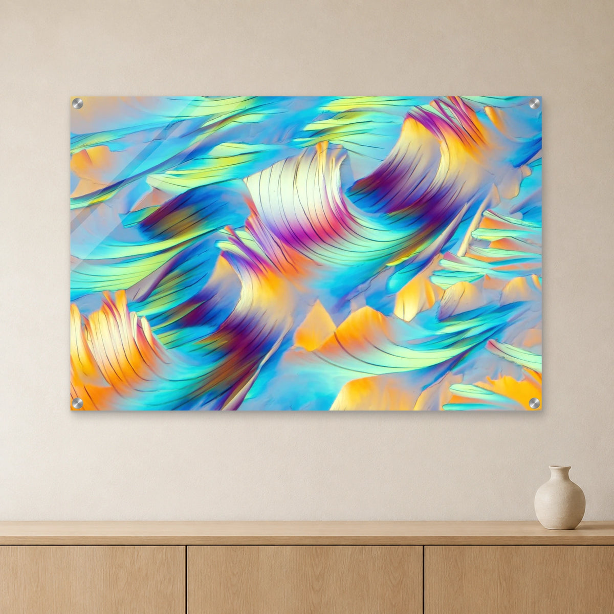 Beta-Alanin und L-Glutamin als Mikrokristall-Wandbild auf Acrylglas – Motiv 1: Türkise, gelbe und orange Kristallfächer an heller Wand über einem Sideboard aus Eichenholz (Raum-Mockup).
