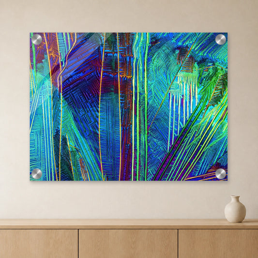 Caesiumchlorid mit Kupfersulfat als Mikrokristall-Wandbild auf Acrylglas: Feine blaue, grüne und gelbe Kristalllinien an heller Wand über einem Sideboard aus Eichenholz (Raum-Mockup).