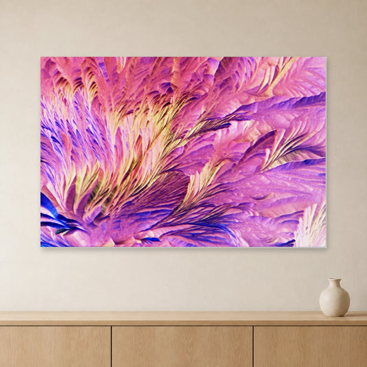 Beta-Alanin und L-Glutamin als Mikrokristall-Wandbild auf Forex – Motiv 2: Rosa und violette Kristallfächer an heller Wand über einem Sideboard aus Eichenholz (Raum-Mockup).