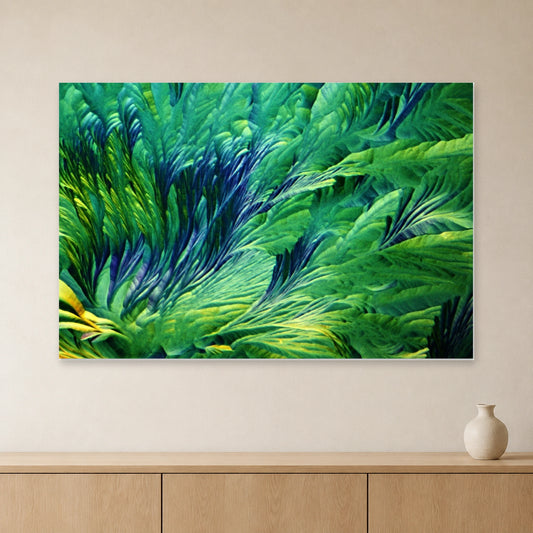 Beta-Alanin und L-Glutamin als Mikrokristall-Wandbild auf Forex – Motiv 3: Grüne und blaue Kristallfächer an heller Wand über einem Sideboard aus Eichenholz (Raum-Mockup).