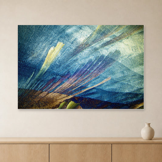 Harnstoff mit Resorcin als Mikrokristall-Wandbild auf Forex: Blau-graue und goldene Kristallstrukturen an heller Wand über einem Sideboard aus Eichenholz (Raum-Mockup).