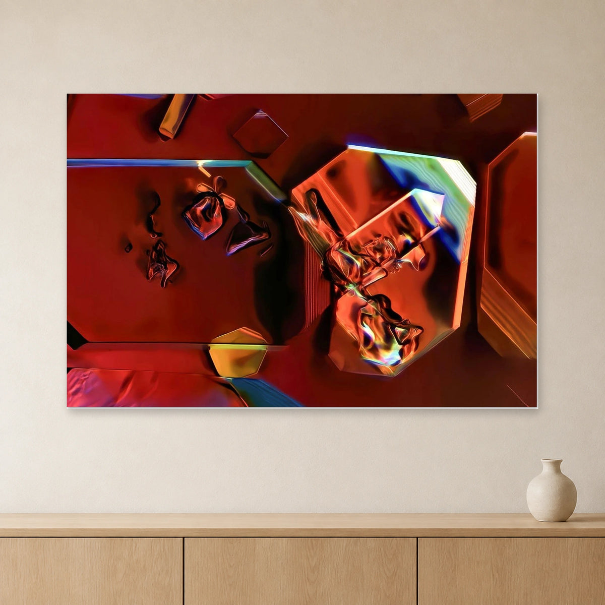 Monoammoniumphosphat als Mikrokristall Wandbilder auf Forex: Rot-orange Kristallformen mit blauen und grünen Akzenten an heller Wand über einem Sideboard aus Eichenholz (Raum-Mockup).