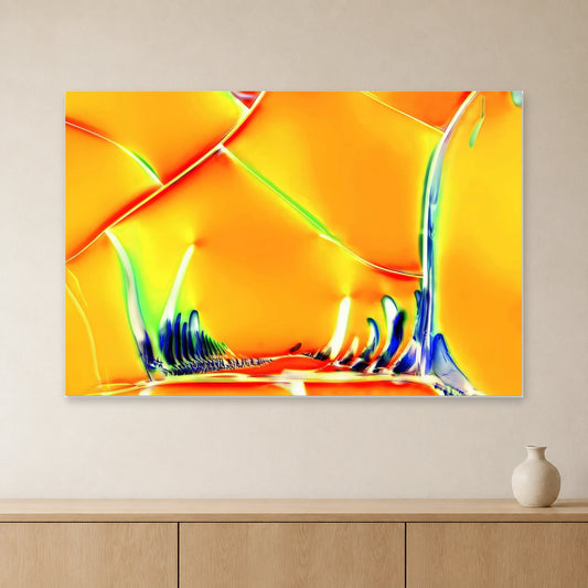 Optical Brightener als Mikrokristall-Wandbild auf Forex – Motiv 1: Orange-gelbe Kristallstrukturen an heller Wand über einem Sideboard aus Eichenholz (Raum-Mockup).