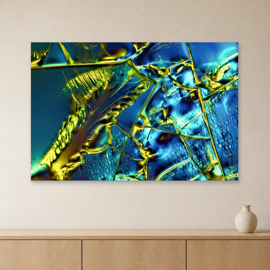 Optical Brightener als Mikrokristall-Wandbild auf Forex – Motiv 2: Türkise und goldgelbe Kristallstrukturen an heller Wand über einem Sideboard aus Eichenholz (Raum-Mockup).