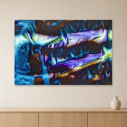 Paracetamol als Mikrokristall-Wandbild auf Forex: Blaue und violette Kristallstrukturen an heller Wand über einem Sideboard aus Eichenholz (Raum-Mockup).