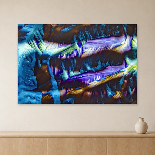 Paracetamol als Mikrokristall-Wandbild auf Forex: Blaue und violette Kristallstrukturen an heller Wand über einem Sideboard aus Eichenholz (Raum-Mockup).