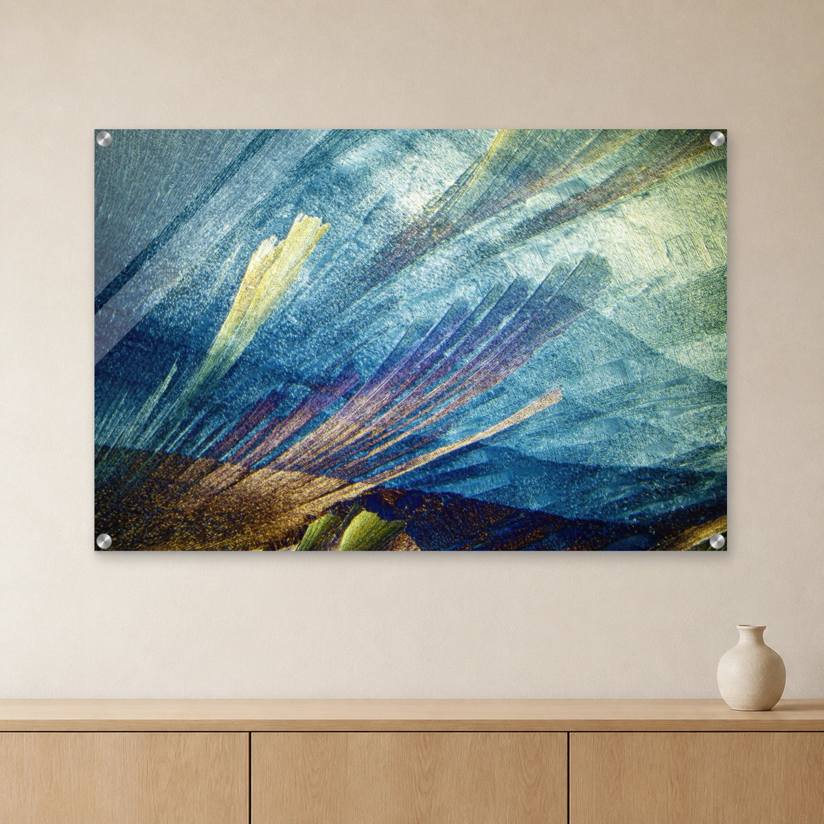 Harnstoff mit Resorcin als Mikrokristall-Wandbild auf Acrylglas: Blau-graue und goldene Kristallstrukturen an heller Wand über einem Sideboard aus Eichenholz (Raum-Mockup).