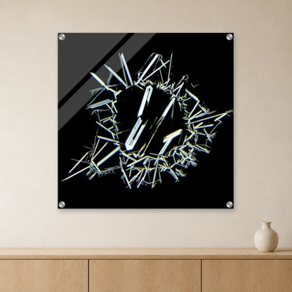 Harnstoff mit Weinsäure als Mikrokristall-Wandbild auf Acrylglas: Helle, nadelförmige Kristalle auf schwarzem Grund an heller Wand über einem Sideboard aus Eichenholz (Raum-Mockup).