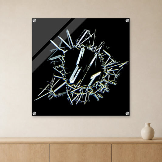 Harnstoff mit Weinsäure als Mikrokristall-Wandbild auf Acrylglas: Helle, nadelförmige Kristalle auf schwarzem Grund an heller Wand über einem Sideboard aus Eichenholz (Raum-Mockup).