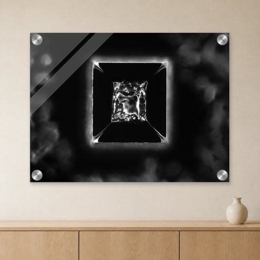 Kochsalz im Dunkelfeld als Mikrokristall-Wandbild auf Acrylglas: Helle Kochsalzkristalle auf schwarzem Grund an heller Wand über einem Sideboard aus Eichenholz (Raum-Mockup).