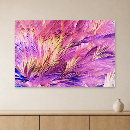 Beta-Alanin und L-Glutamin als Mikrokristall-Wandbild auf Acrylglas – Motiv 3: Rosa und violette Kristallfächer an heller Wand über einem Sideboard aus Eichenholz (Raum-Mockup).