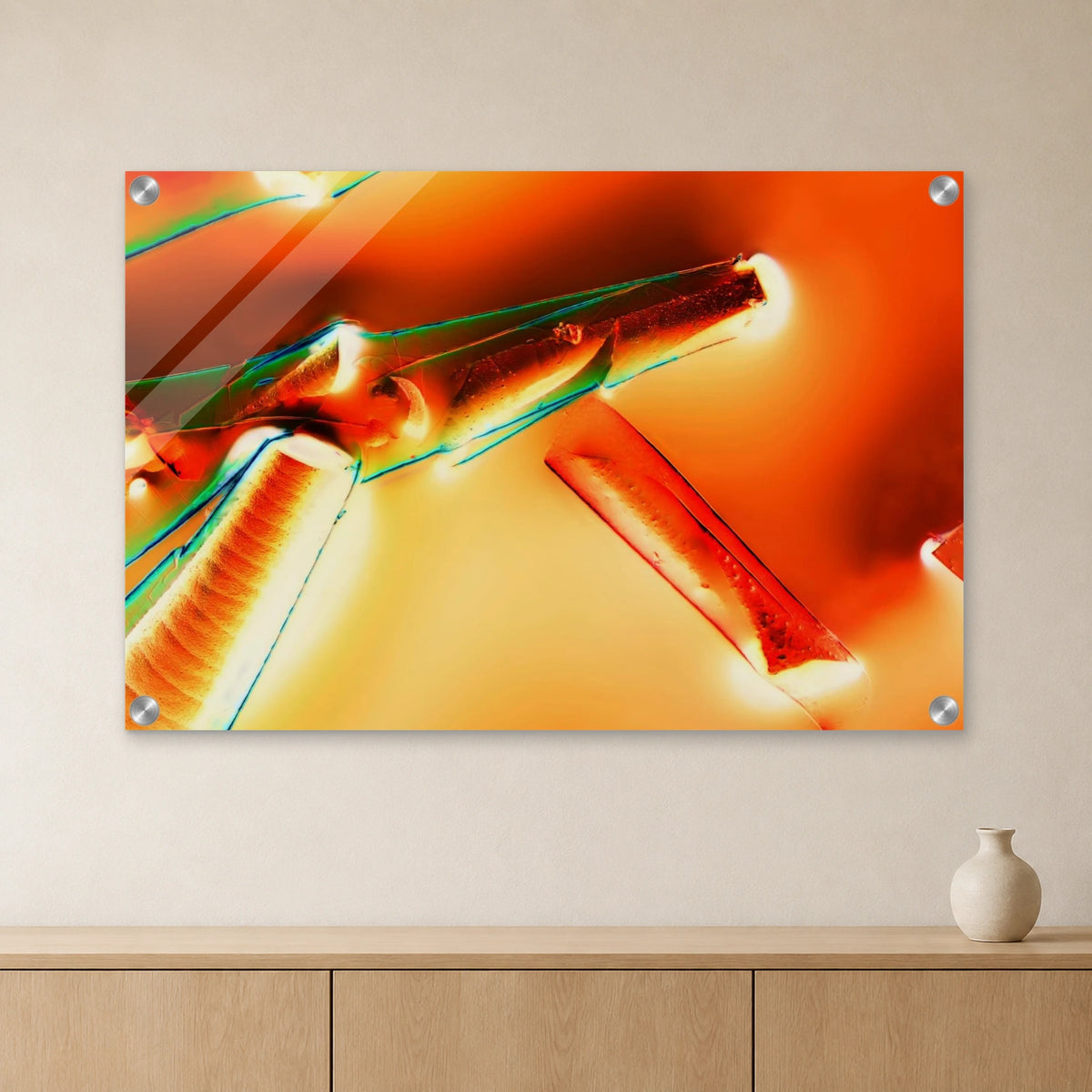 Alaun mit Öl als Mikrokristall-Wandbild auf Acrylglas – Negativbild: Orange-grüne Kristallformen im Negativbild an heller Wand über einem Sideboard aus Eichenholz (Raum-Mockup).