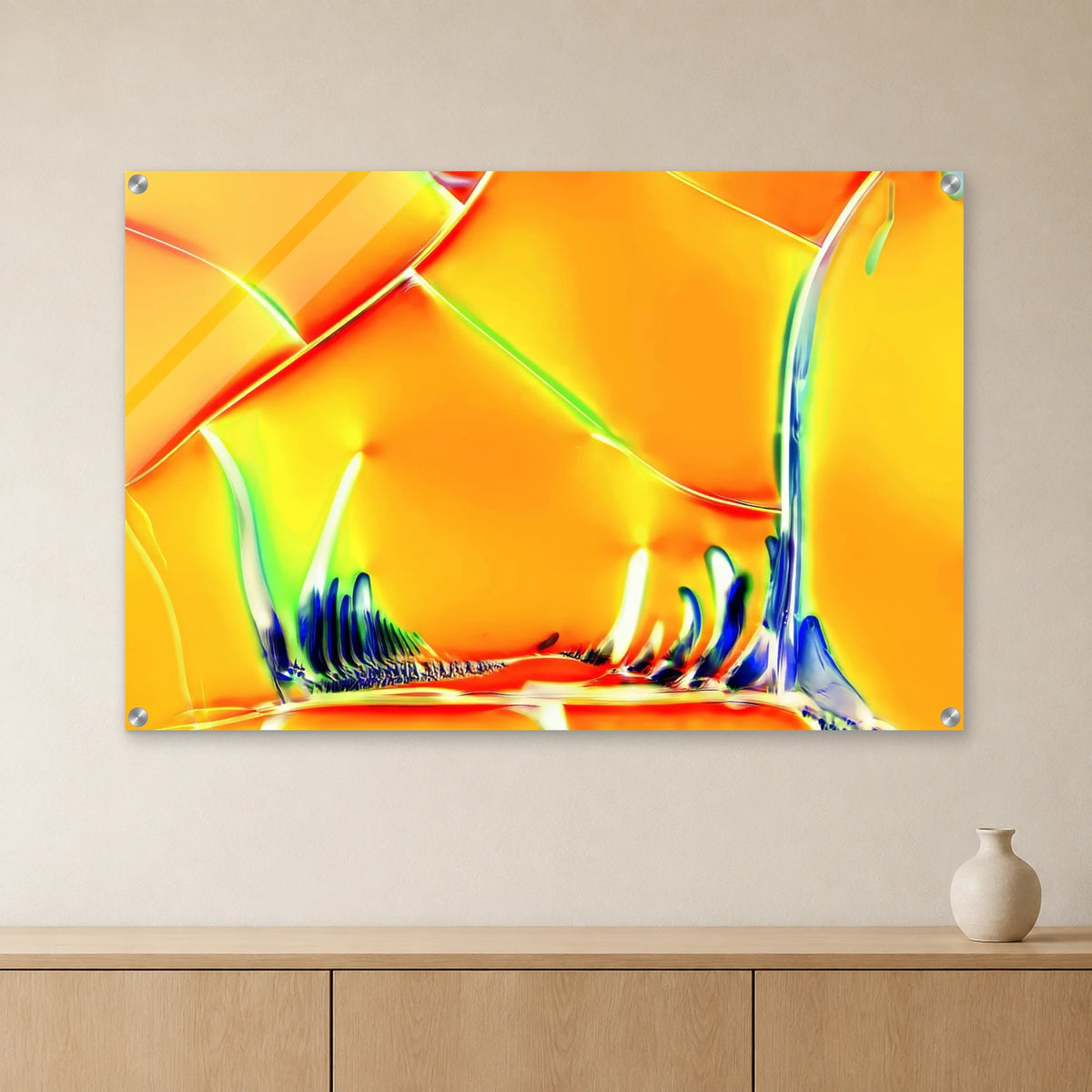 Optical Brightener als Mikrokristall-Wandbild auf Acrylglas – Motiv 2: Orange-gelbe Kristallstrukturen an heller Wand über einem Sideboard aus Eichenholz (Raum-Mockup).