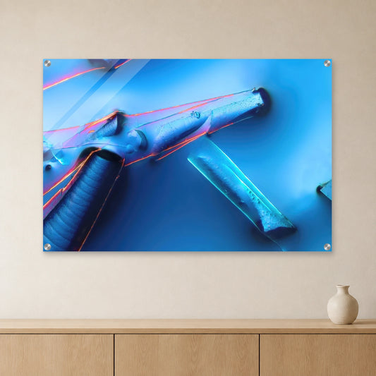 Alaun mit Öl als Mikrokristall-Wandbild auf Acrylglas: Blaue und rosa Kristallformen an heller Wand über einem Sideboard aus Eichenholz (Raum-Mockup).