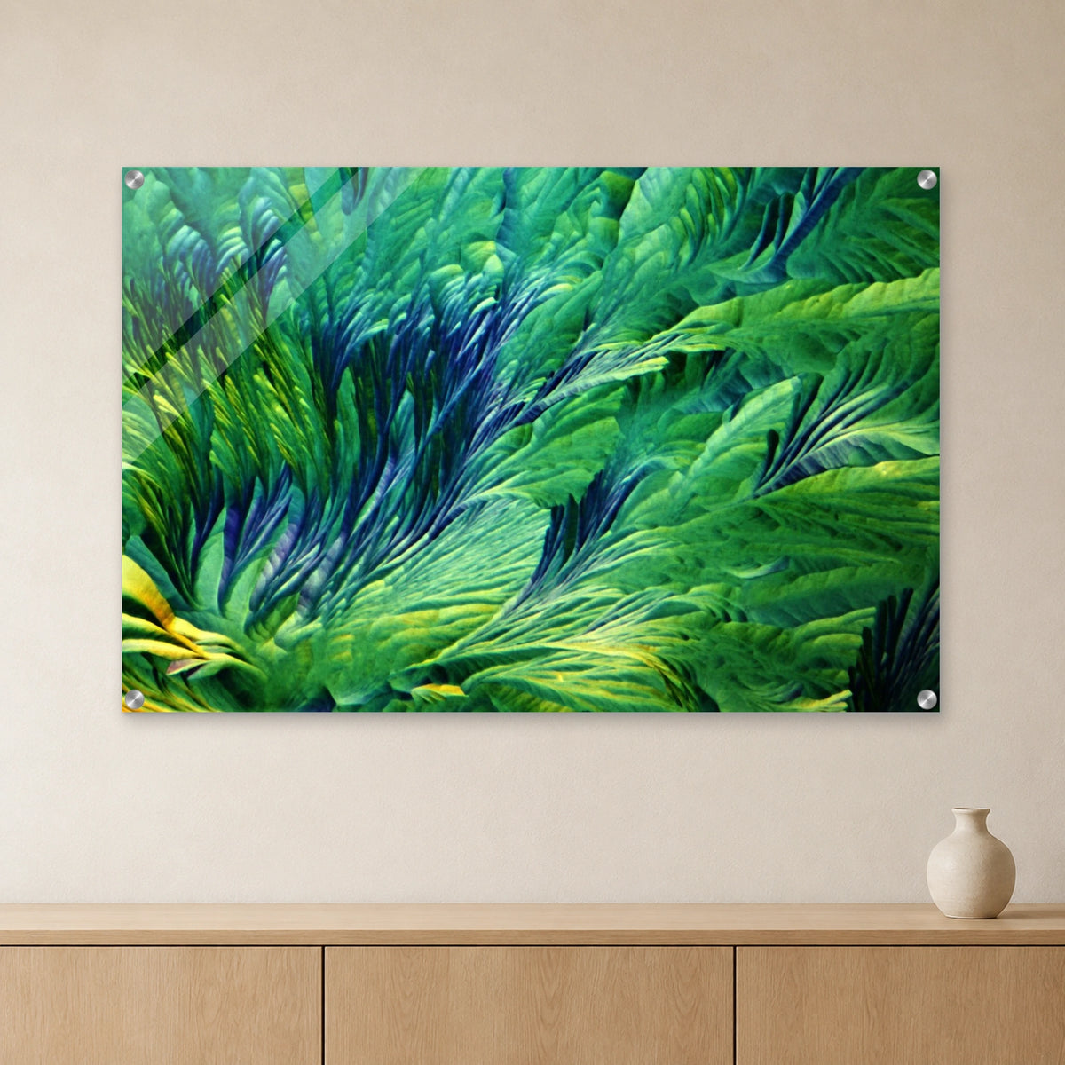 Beta-Alanin und L-Glutamin als Mikrokristall-Wandbild auf Acrylglas – Motiv 2: Grüne und blaue Kristallfächer an heller Wand über einem Sideboard aus Eichenholz (Raum-Mockup).