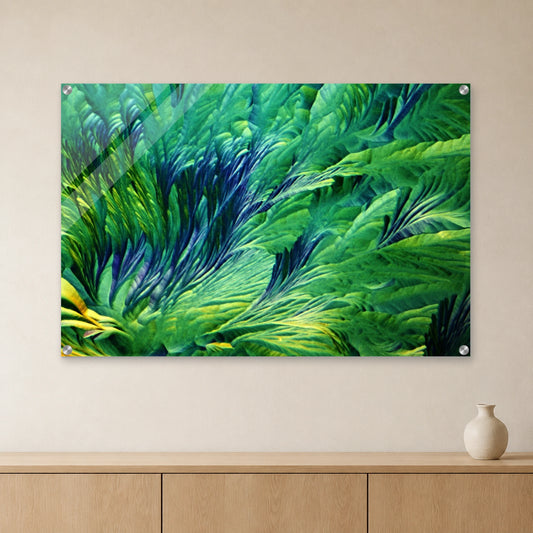 Beta-Alanin und L-Glutamin als Mikrokristall-Wandbild auf Acrylglas – Motiv 2: Grüne und blaue Kristallfächer an heller Wand über einem Sideboard aus Eichenholz (Raum-Mockup).