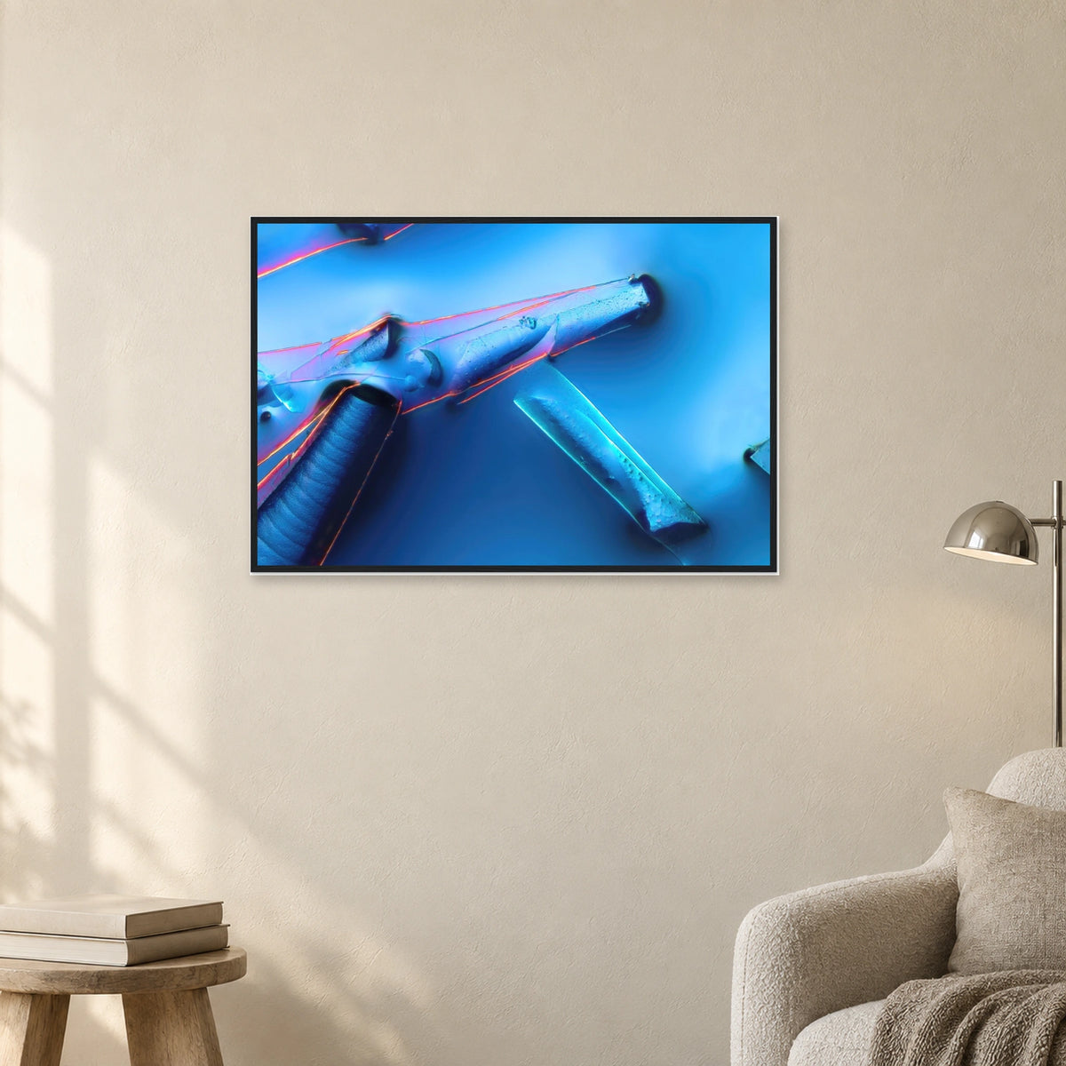 Alaun mit Öl als Mikrokristall-Poster mit Holzrahmen – Motiv 1: Blaue Kristallformen mit rosa Kanten in schwarzem Holzrahmen an einer hellen Wand neben einer Leseecke (Raum-Mockup).