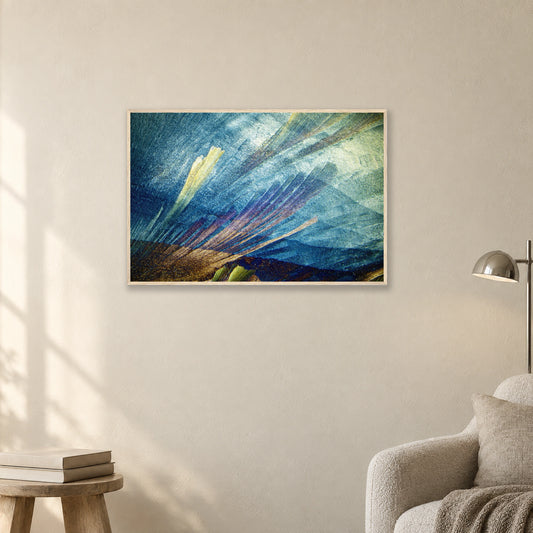Harnstoff mit Resorcin als Mikrokristall-Poster mit Holzrahmen: Blaugraue und goldene, fächerartige Kristallstrukturen in naturfarbenem Holzrahmen an einer hellen Wand neben einer Leseecke (Raum-Mockup).