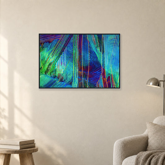 Caesiumchlorid mit Kupfersulfat als Mikrokristall-Poster mit Holzrahmen: Feine grüne, blaue und violette Kristalllinien in schwarzem Holzrahmen an einer hellen Wand neben einer Leseecke (Raum-Mockup).