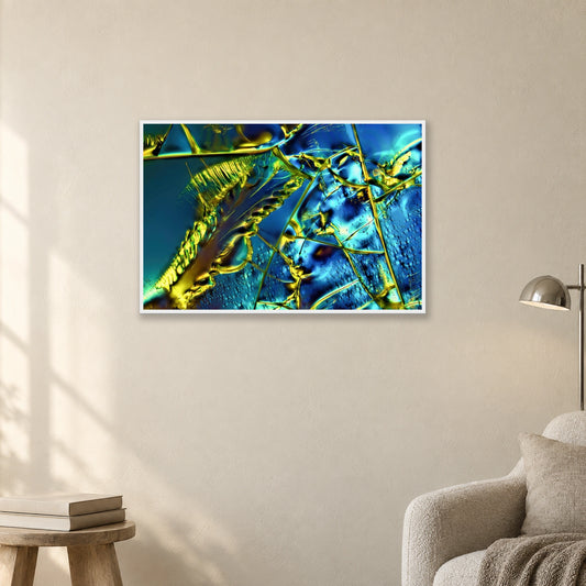 Optical Brightener als Mikrokristall-Poster mit Holzrahmen: Gelbgrüne Kristallnadeln auf blauem Grund in weißem Holzrahmen an einer hellen Wand neben einer Leseecke (Raum-Mockup).