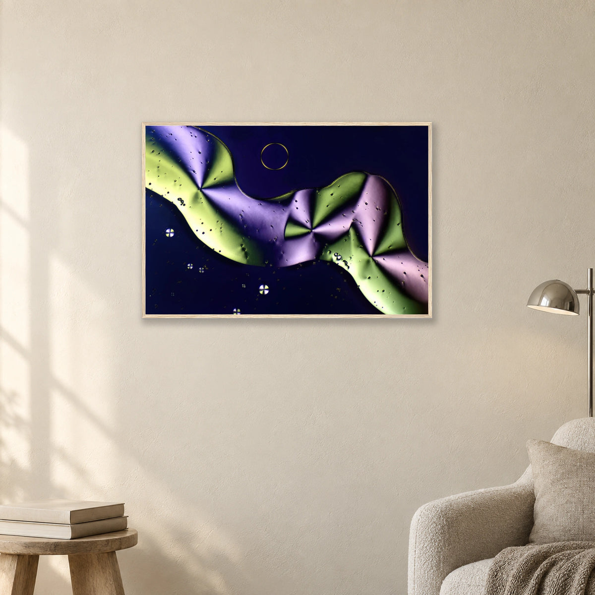 Sorbit als Mikrokristall-Poster mit Holzrahmen: Violette und hellgrüne Kristallformen auf dunklem Grund in naturfarbenem Holzrahmen an einer hellen Wand neben einer Leseecke (Raum-Mockup).