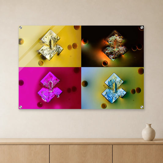 Sojasoße als Mikrokristall-Wandbild auf Acrylglas: Vier farbige Mikrokristall-Aufnahmen als Collage an heller Wand über einem Sideboard aus Eichenholz (Raum-Mockup).