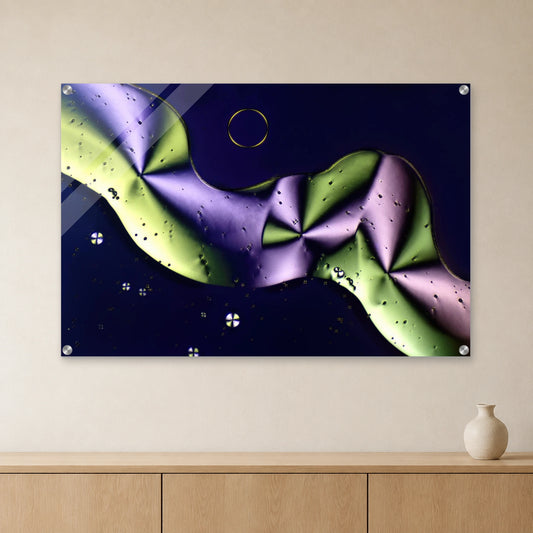 Sorbit als Mikrokristall-Wandbild auf Acrylglas: Grüne und violette Kristallformen auf dunklem Grund an heller Wand über einem Sideboard aus Eichenholz (Raum-Mockup).