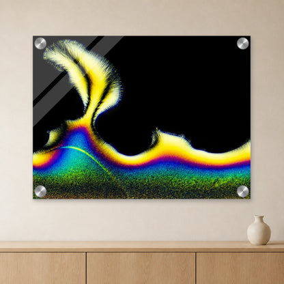 Vitamin C als Mikrokristall-Wandbild auf Acrylglas: Gelb-blaue Kristallstruktur auf schwarzem Grund an heller Wand über einem Sideboard aus Eichenholz (Raum-Mockup).
