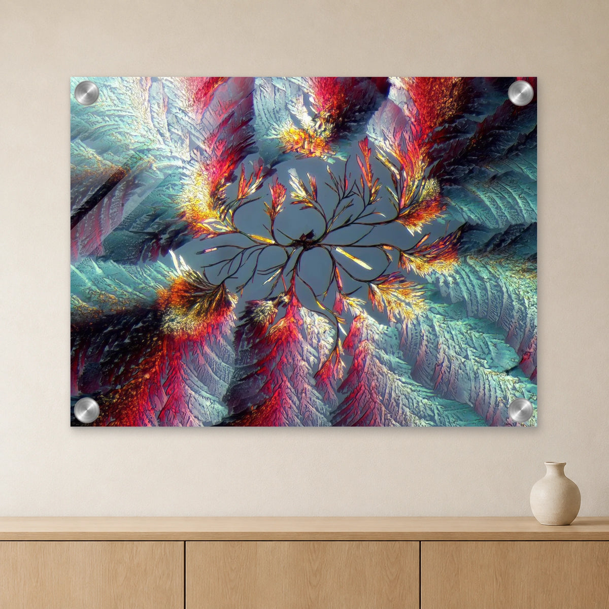 Zimtsäure als Mikrokristall-Wandbild auf Acrylglas – Motiv 1: Mehrfarbige, radial angeordnete Kristallstrukturen an heller Wand über einem Sideboard aus Eichenholz (Raum-Mockup).