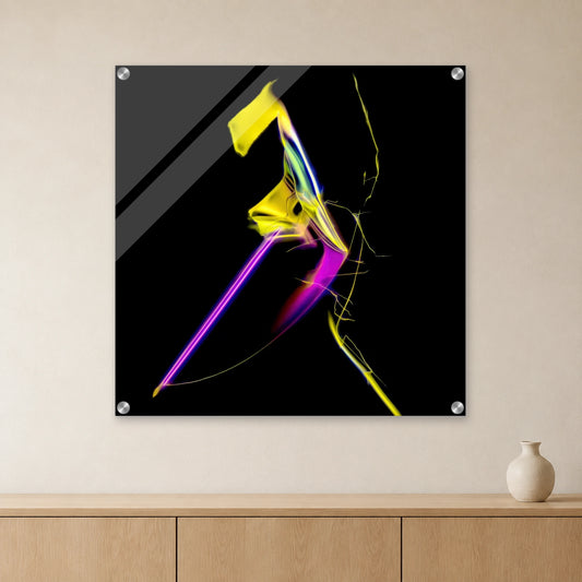 Zimtsäure als Mikrokristall-Wandbild auf Acrylglas – Motiv 2: Gelbe und violette Kristallformen auf schwarzem Grund an heller Wand über einem Sideboard aus Eichenholz (Raum-Mockup).